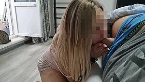 継娘が義父の巨大チンポに忍び込んで、静かにフェラチオ。大きな天然巨乳で。