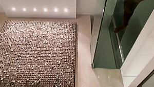 在巴西，热辣拉丁男Pytterfox参与狂野无套群交