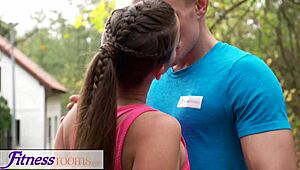 В фитнес-зале сексуальная девчонка с маленькими сиськами и пузырьковой жопой трахнута жёстко после тренировки