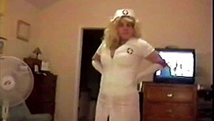 Valaha láttál egy nagy mellű barna nőt játszani szőke ápolónőt, aki szopja a beteg farkát megkönnyebbülésért?