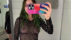 Netten muhteşem büyük memeler sıvazlama için mükemmel değil mi 😜