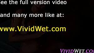 Έφηβη πορνοστάρ γεμίζει τα μαλλιά της με σπέρμα μετά από έντονο διαφυλετικό γαμήσι. Το λάτρεψε!