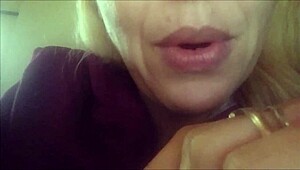 ฉันเจอรูปโทรมในห้องน้ำบนคอมพิวเตอร์ของเธอ แดร์ลิ่ง ไม่เป็นไร ฉันโอเคกับมัน!