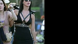 Katy Perry가 거대한 MILF 젖을 야생 업스커트로 과시해