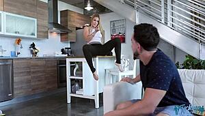 Sloan Harper helpt met huiswerk samen met haar stiefzoon