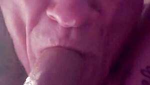 Brittny 为钱猛吸，狂野同性动作中的高潮射击