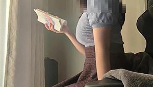 เธอเงี่ยนตอนอ่านหนังสือเล่มโปรด