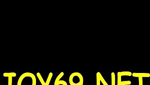 Ung Fitta Gnuggad Hårt Medan Naken Brud Fingerpullar Sig Med Dildo