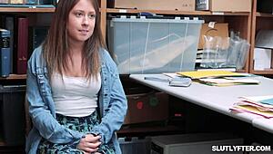 אלה נוקס רוכבת על הגלים כמו גלשן