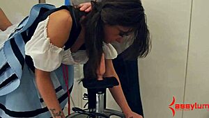 היי, רוצה לראות את Gia Page מגישה בירה עם התחת לפני אנאלי קשוח?