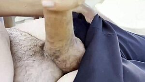 공공 수영장에서 딸치다 걸려서 끝까지 도와줌