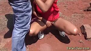 Afrikansk threesome blir til vill fuck orgy i åpen natur.