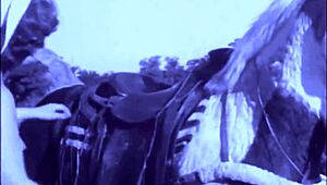 Prozkoumávání vintage zakázaných scén s jedinečným stylem