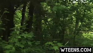 Essa loira glamourosa grita alto enquanto cavalga um pau duro e quente selvagem.