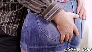 αυτή η νέα 18+ ρώσικη κοπέλα πιπιλίζει το πούτσο ενός γέρου σε σκληρή μικρή 18+ δράση