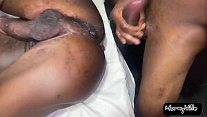 Делим твинка с двумя огромными черными хуями в домашке