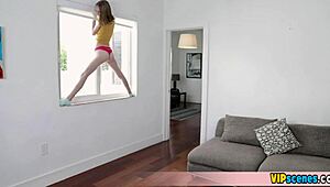 Petite 18+ blonde mignonne belle-sœur apprend à faire des pipes, son corps maigre se penche pour levrette