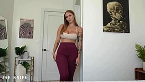 Perfekt blond stief søster viser store naturlige patter