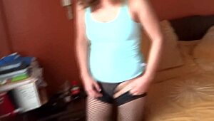 Madrastra se masturba abiertamente, le corro en su coño peludo, lo anhela