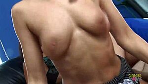 בוסית מאפיה מטפלת בפשיטות משטרה עם העקומות הקטלניות והכישורים שלה