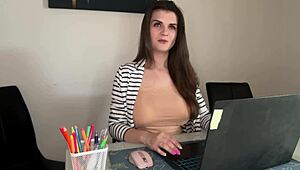 继母被继子抓到时收到巨大射精惊喜