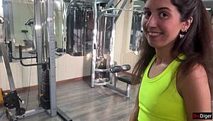 Valmentaja esittelee uusia treeniliikkeitä ja panee Kattya kovaa salilla