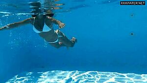 Úszómedence szenzáció: legjobb magyar milf Angelica levetkőzik meztelenül nyilvánosan.