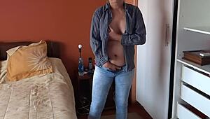 Je peux pas m'arrêter, le mari de la femme de ménage me regarde m'habiller en me doigtant