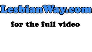 Novia hermosa y jefa caliente se sumergen en oral lésbico apasionado