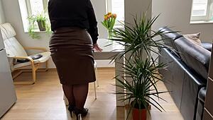 Neden Bu Şehvetli Kaynana Pantyhose'la Amını Ovup Etekli Götüne Sıcak Döl İstiyor?