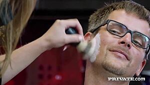 Küçük Lady Bug, özel sahnede yarrak üstünde sertçe tıkanıyor