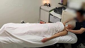 Emma, milf civettuola con tette enormi, si fa birichina durante massaggio interrazziale a letto