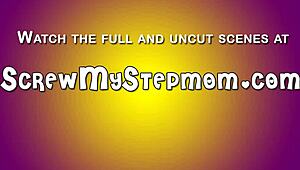 MILF berambut perang sunyi dengan tetek besar akhirnya kongkek anak tiri keras.