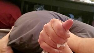 Je me fais caresser ma petite queue 18+ 18+ là maintenant.