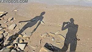 Pofukan z ogromnim tičem na italijanski nudistični plaži - 2. del zunanjega seksa