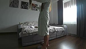 Vara prijatelj jebe moju ženu na našem kauču kod kuće. Prava izdaja se odigrala tamo!