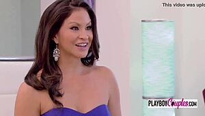 Swinger žene navdušene razkrivajo velike joške med igro v vrtu