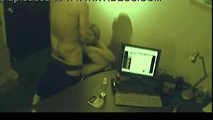 Blond kancelářská coura dává footjob, chycena na skryté kameře!