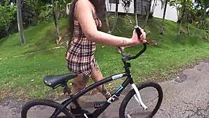 Με πιάσανε να κάνω ποδήλατο με βύσμα στον κώλο έξω! Ο γείτονας ίσως με είδε! 😅