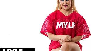 Mylf Bulan Ini Slimthick Vic di Aksi Godaan Eksklusif dan Jilatan Memek Backstage