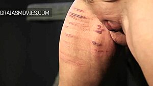 Rote Striemen markieren die großen Titten der geilen MILFs in brutaler Peitsch-Session