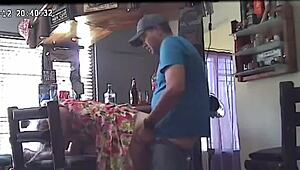 Vakoilukamera nappaa vaimon 18-vuotiaan naapurin kanssa salaisessa toiminnassa