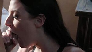 Изменяющая жена Анджела Уайт трахает незнакомца с дикой страстью