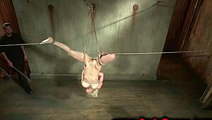 Ez a megkötözött BDSM alanyt betömik és dildóval fúrják keményen.