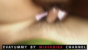 Nu mă satur să fut studenta thai cu creampie în doggystyle în fiecare zi. Corpul ei ras brunet mă înnebunește.