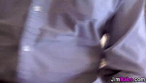 黑皮肤小妞穿丝袜给老家伙吹箫，天啊太疯狂了！