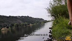 I en offentlig park scorer en fyr en perfekt trimmet fitte for utendørsaction. Hunt4k slår til igjen.