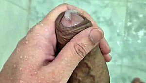 若いブラジルツインクがシャワーで巨根シゴきガチ射精！