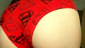 היי, תראה מקרוב איך אני מודדת תחתונים מחנות MV!