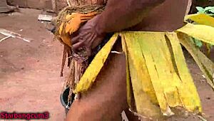 Podívej, ta zralá kurva se tvrdě jebe s obrovskou okurkovou hračkou!